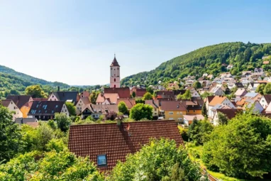 Großes Baugrundstück mit traumhaftem Ausblick – in naturnaher und sonniger Steilhanglage
