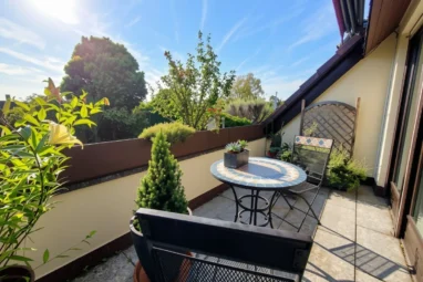 Lichtdurchflutete 3-Zimmerwohnung mit Dachterrasse und Stellplatz: Kurze Wege inklusive!