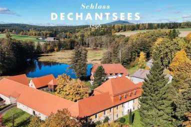 Repräsentative Schlossanlage vor idyllischer Fichtelgebirgskulisse